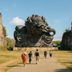 Patung Garuda Wisnu Kencana menjulang di tengah taman budaya GWK Bali dengan pengunjung berjalan di jalur berbatu